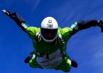 Люк Айкинс установил мировой рекорд, прыгнув без парашюта с высоты в 7,6 км