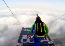 Прыжок 558 спортсменов с самого высокого жилого здания в мире