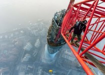 Два российских руфера покорили вершину Шанхайской Башни
