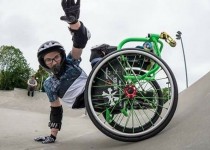 13-летняя Лили Райс выполнила сальто назад на инвалидной коляске